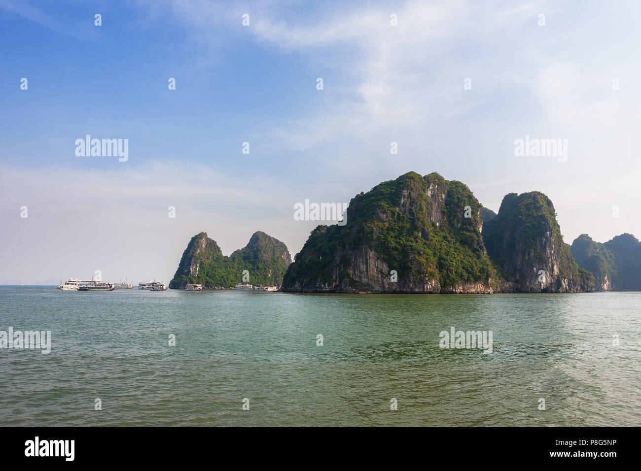 Ausflugsboote Schwarm rund um den Hafen, Dao gehen Insel, Ha Long Bay, quảng Ninh Provinz, Vietnam Stockfoto