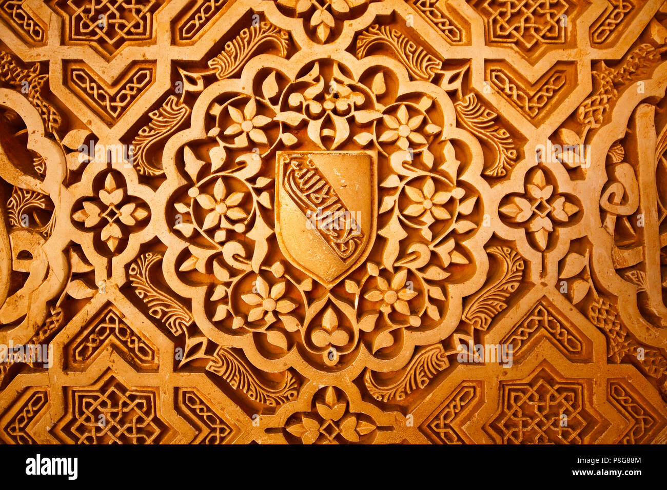 Dekorative Carving in Wand Putz in der Nasriden Palast. Alhambra, UNESCO-Weltkulturerbe. Stadt Granada. Andalusien, Süd Spanien Europa Stockfoto