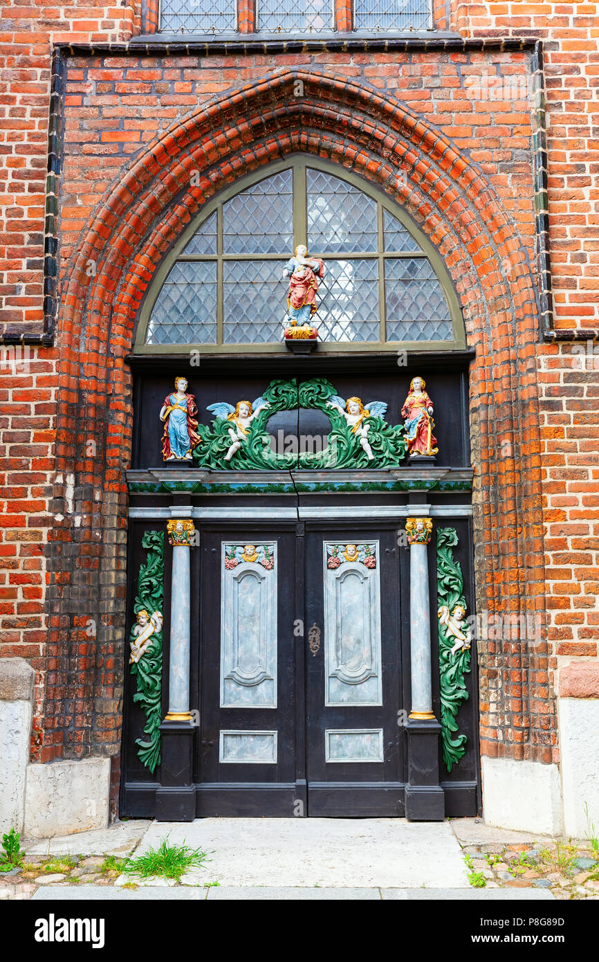 Stralsund, Deutschland - Mai 12, 2018: Historische verzierte Tür in der Altstadt von Stralsund. Die historische Altstadt von Stralsund Insel ist ein UNESCO-Heri Stockfoto