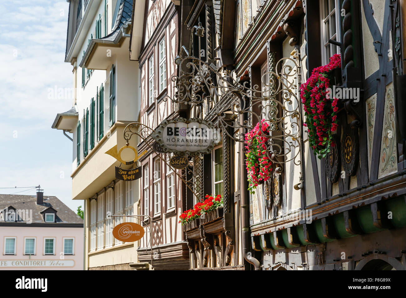Linz am Rhein, Deutschland Mai 31, 2018: Fachwerkhäuser in der Altstadt von Linz am Rhein mit antiken Zeichen. Die Stadt ist ein beliebtes touristisches destinati Stockfoto