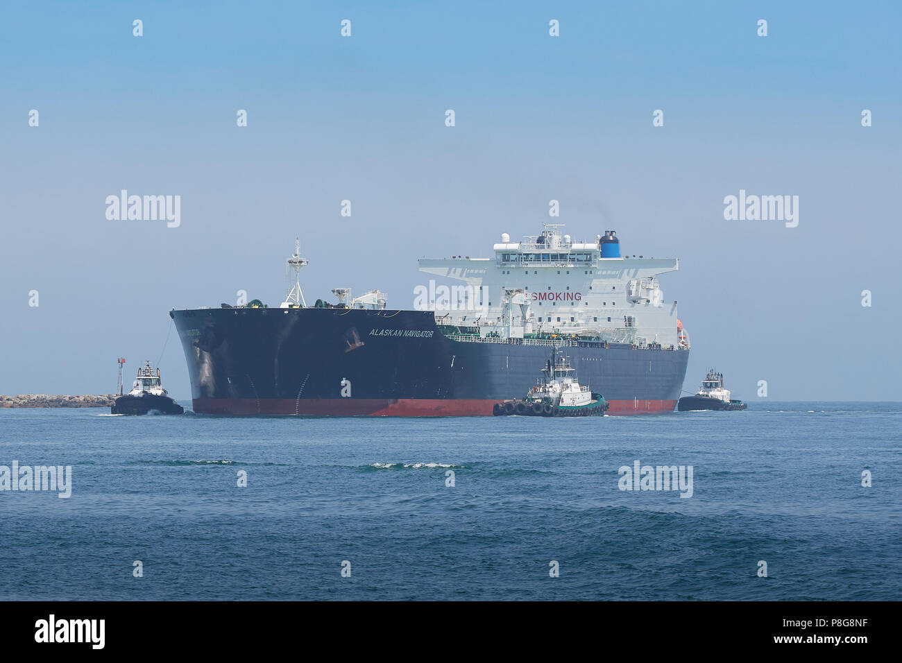 Supertanker, ALASKAN NAVIGATOR betritt den Hafen von Long Beach, Kalifornien, USA. Stockfoto