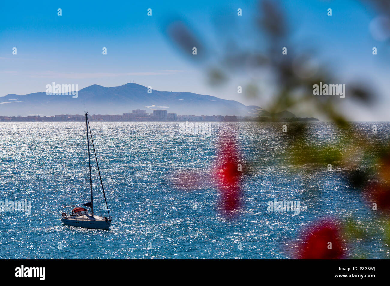 Salobreña Strand, Segeln Boot. Costa Tropical, Mittelmeer. Provinz Granada. Andalusien, Süd Spanien Europa Stockfoto