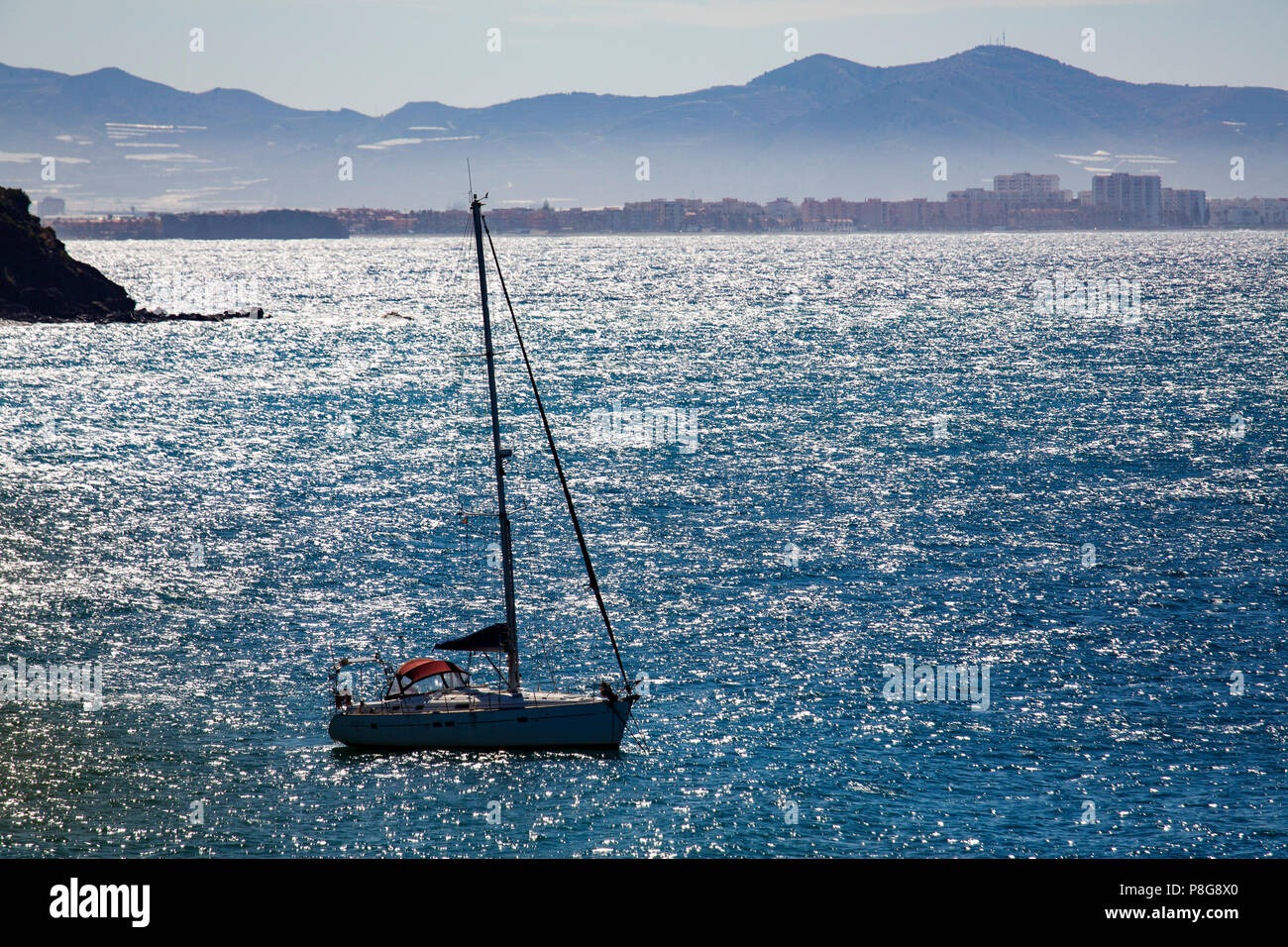 Salobreña Strand, Segeln Boot. Costa Tropical, Mittelmeer. Provinz Granada. Andalusien, Süd Spanien Europa Stockfoto