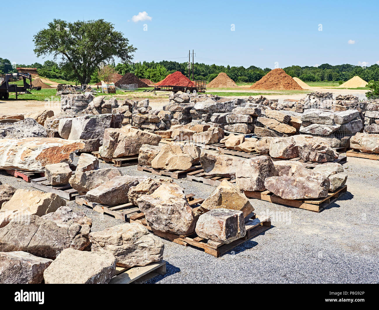 Landschaftsbau Materialien Hof mit großen Felsen und Steine im Landschaftsbau Bauarbeiten in Montgomery Alabama, USA verwendet. Stockfoto