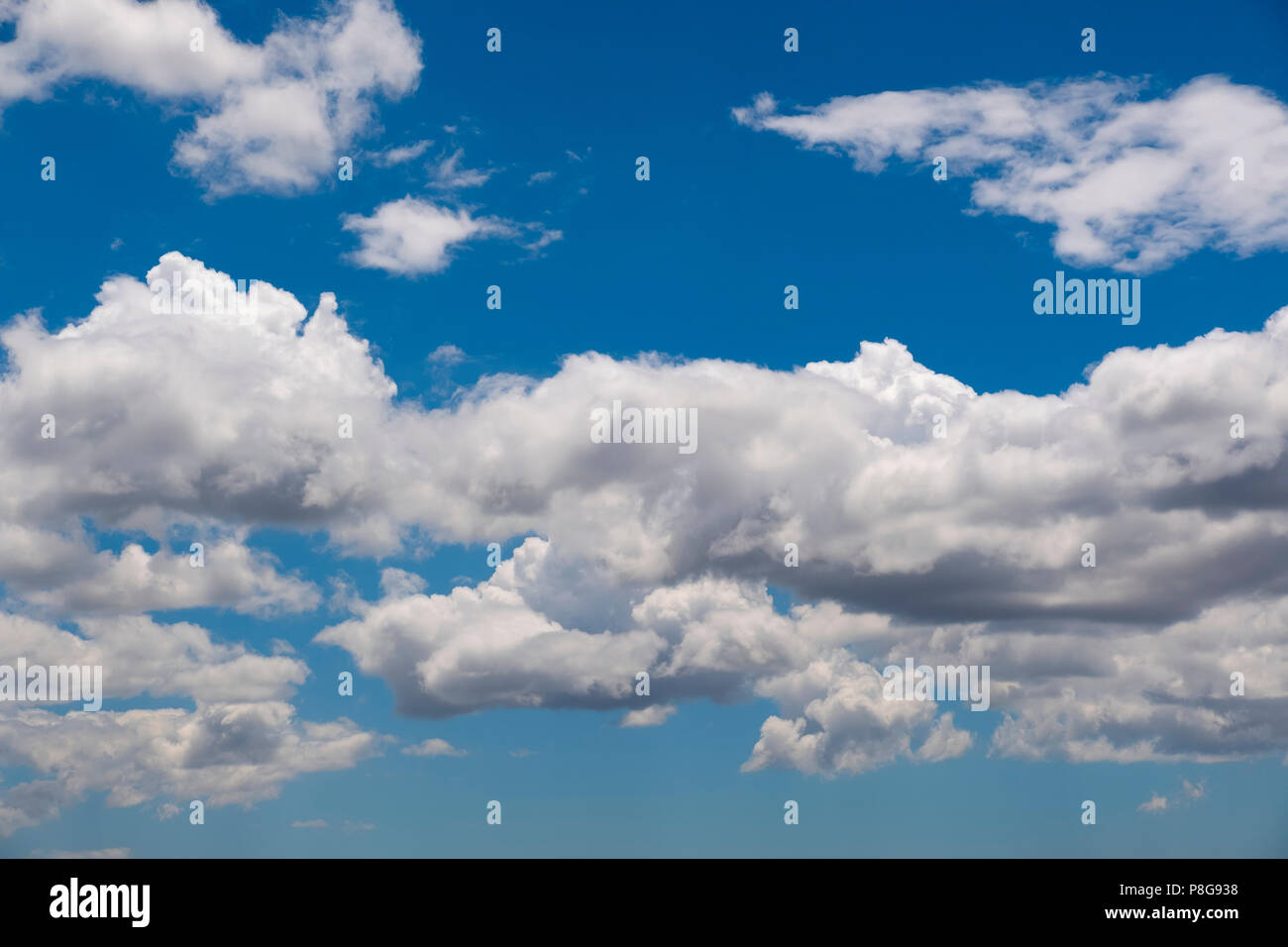 Wolken im blauen Himmel. Andalusien, Süd Spanien Europa Stockfoto