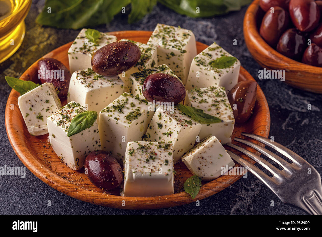 Griechische Käse Feta mit Oregano und Oliven, selektiven Fokus. Stockfoto