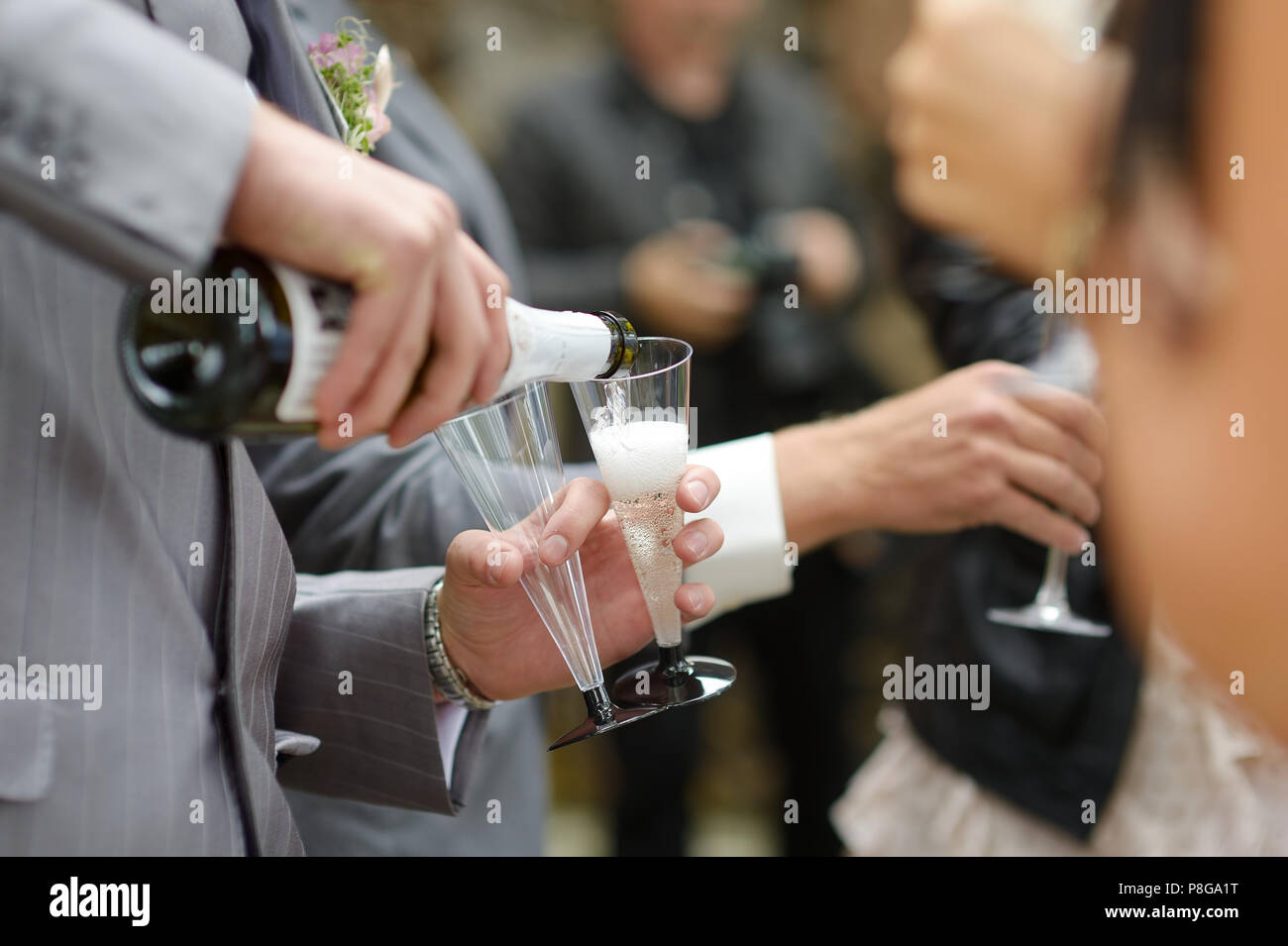 Eingießen in ein Glas Champagner auf einer Hochzeitsfeier Stockfoto