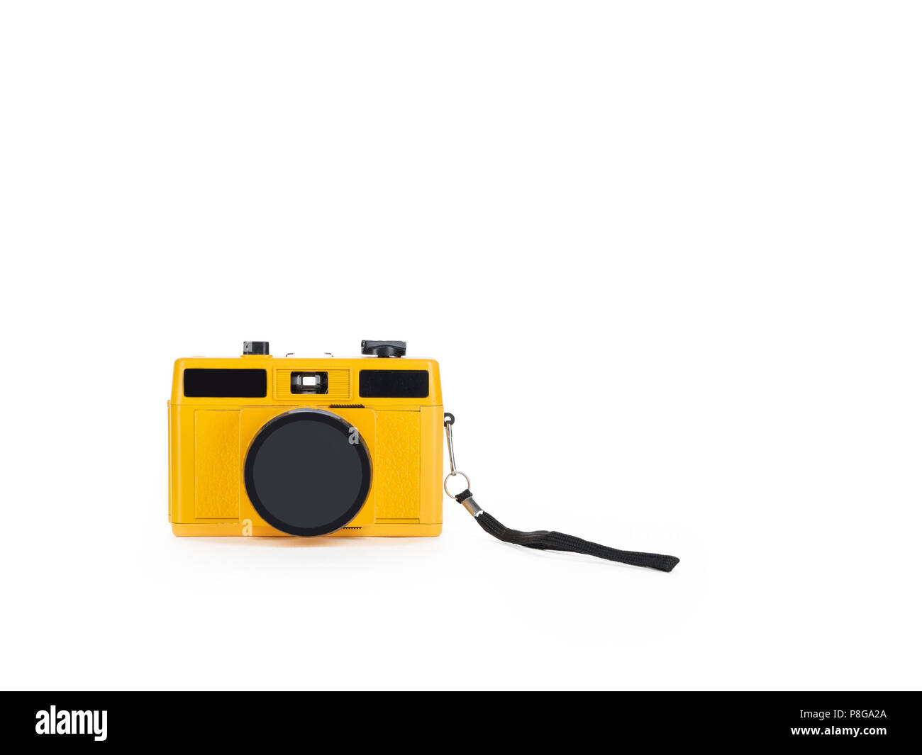Isolierte gelbe Toy Kamera mit Objektivdeckel und negativen Raum Stockfoto