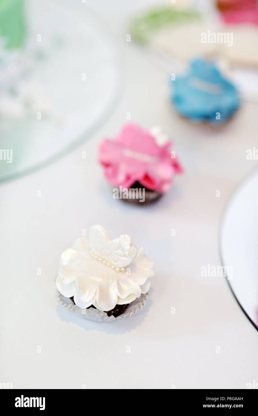 Verziert bunten Cupcakes auf einem weißen Tisch Stockfoto