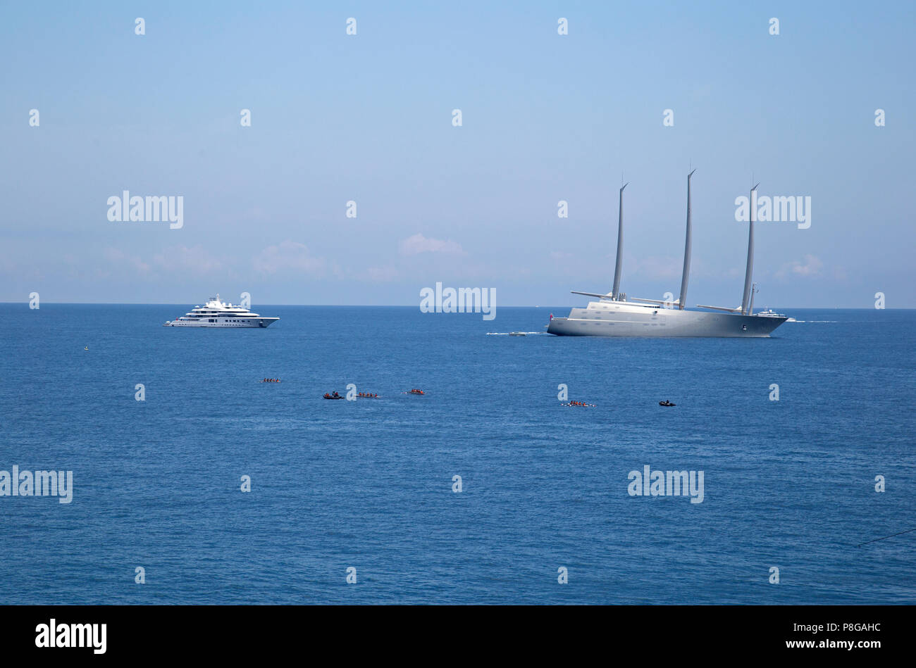 Monaco, Monaco, Juni 2018, der weltweit größten Yacht" Yacht ein 'vom russischen Milliardär, Andrej Melnichenko, vor der Küste gesehen. Stockfoto