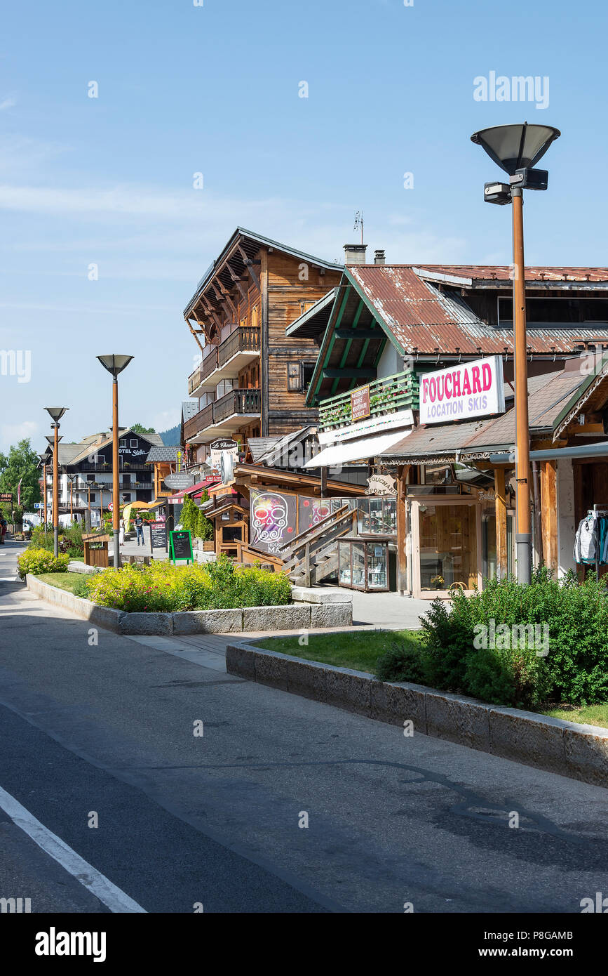 Die schönen Wintersportort Les Gets mit Chalet Stil Architektur im Sommer in der Nähe von Morzine Haute-Savoie Portes du Soleil Frankreich Stockfoto