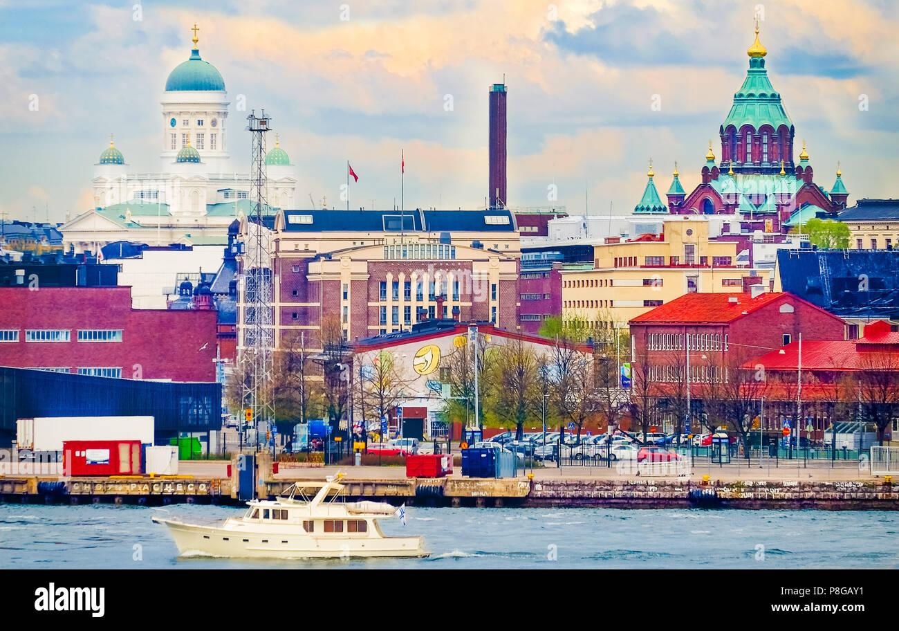 Helsinki Finnland 24.05.2017 Blick auf die Stadt vom Meer Katajanokka Hafen mit Kathedrale von Helsinki und Uspenski Kathedrale Stockfoto