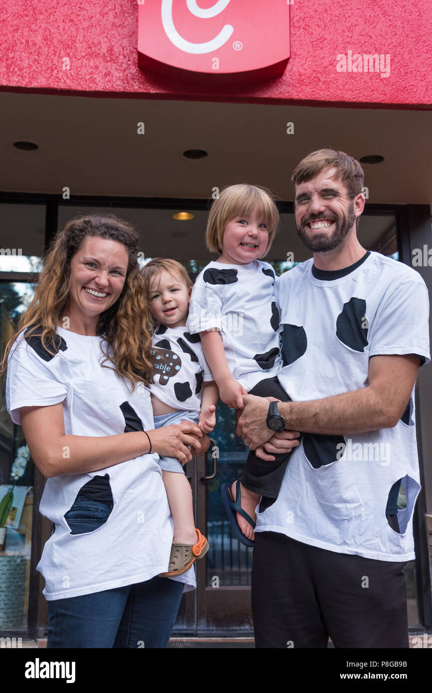 Eine glückliche Familie mit ihren hausgemachten Kuh Outfits für Kuh Anerkennung Tag am Küken-fil-EIN, America's top-rated quick service Restaurant. (USA) Stockfoto