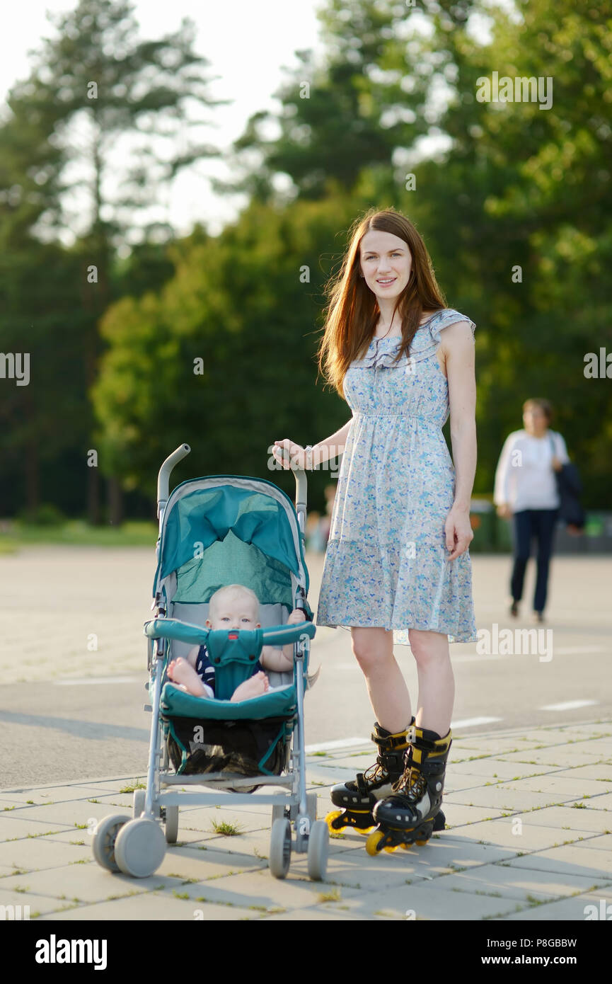 Junge Mutter auf Rollschuhen mit Baby Kinderwagen Stockfotografie - Alamy