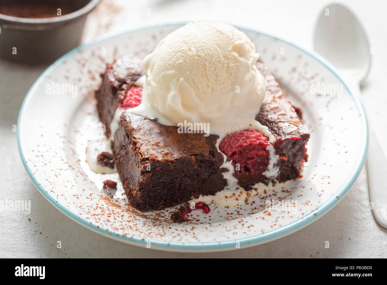 Raspberry chocolate Brownies mit Vanille Eis Stockfoto