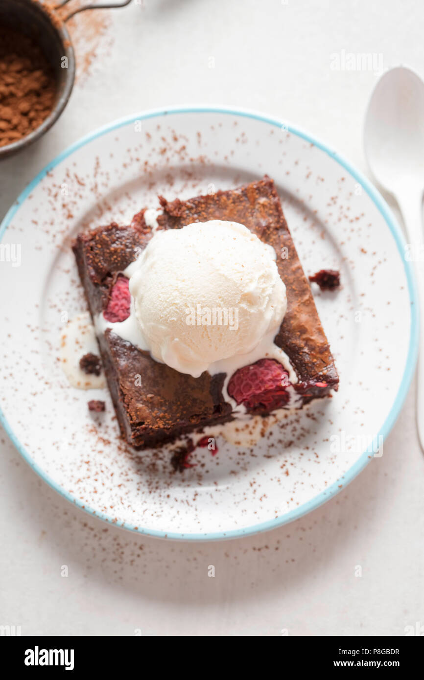 Raspberry chocolate Brownies mit Vanille Eis Stockfoto
