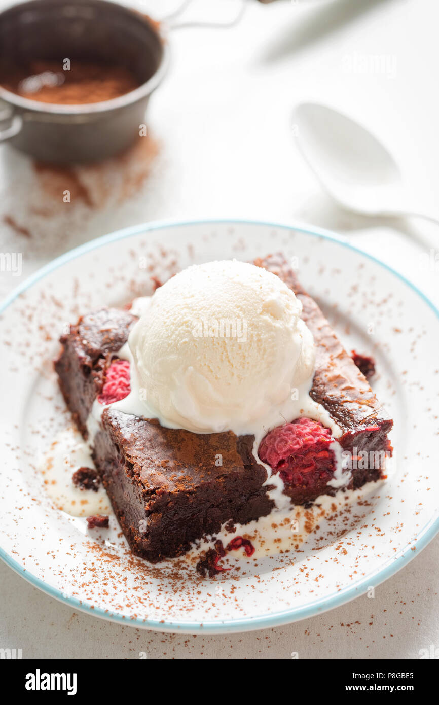 Raspberry chocolate Brownies mit Vanille Eis Stockfoto