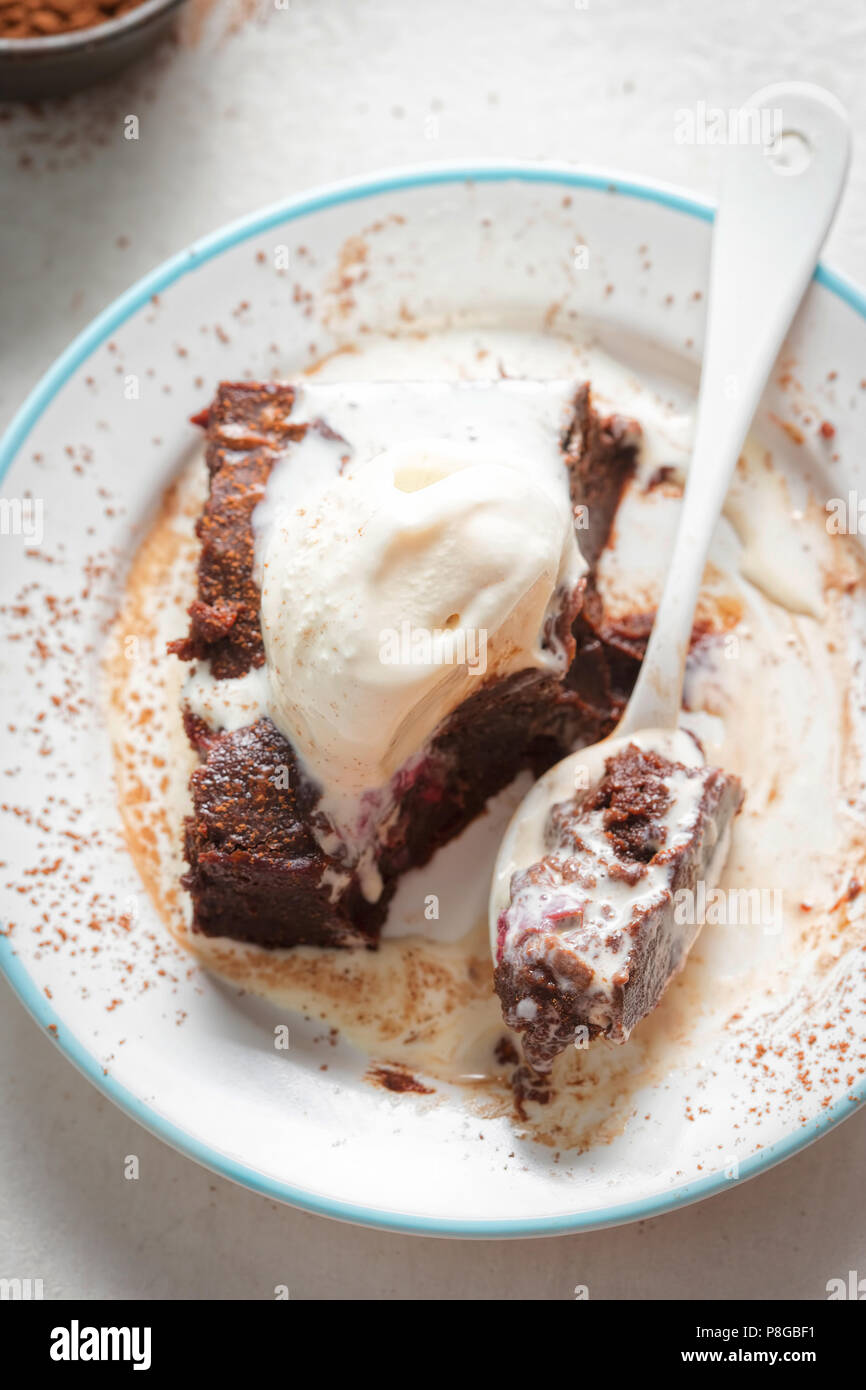 Chocolate Brownies mit Vanille Eis Stockfoto