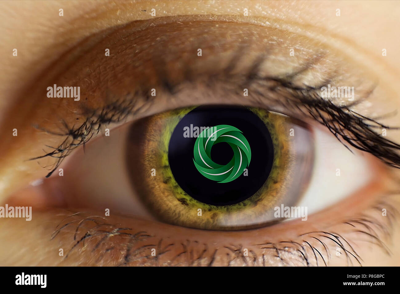 Die menschlichen weiblichen Auge ist hellbraun. Bemalte Muster innerhalb  der Pupille, Animation. Auge schließen Stockfotografie - Alamy