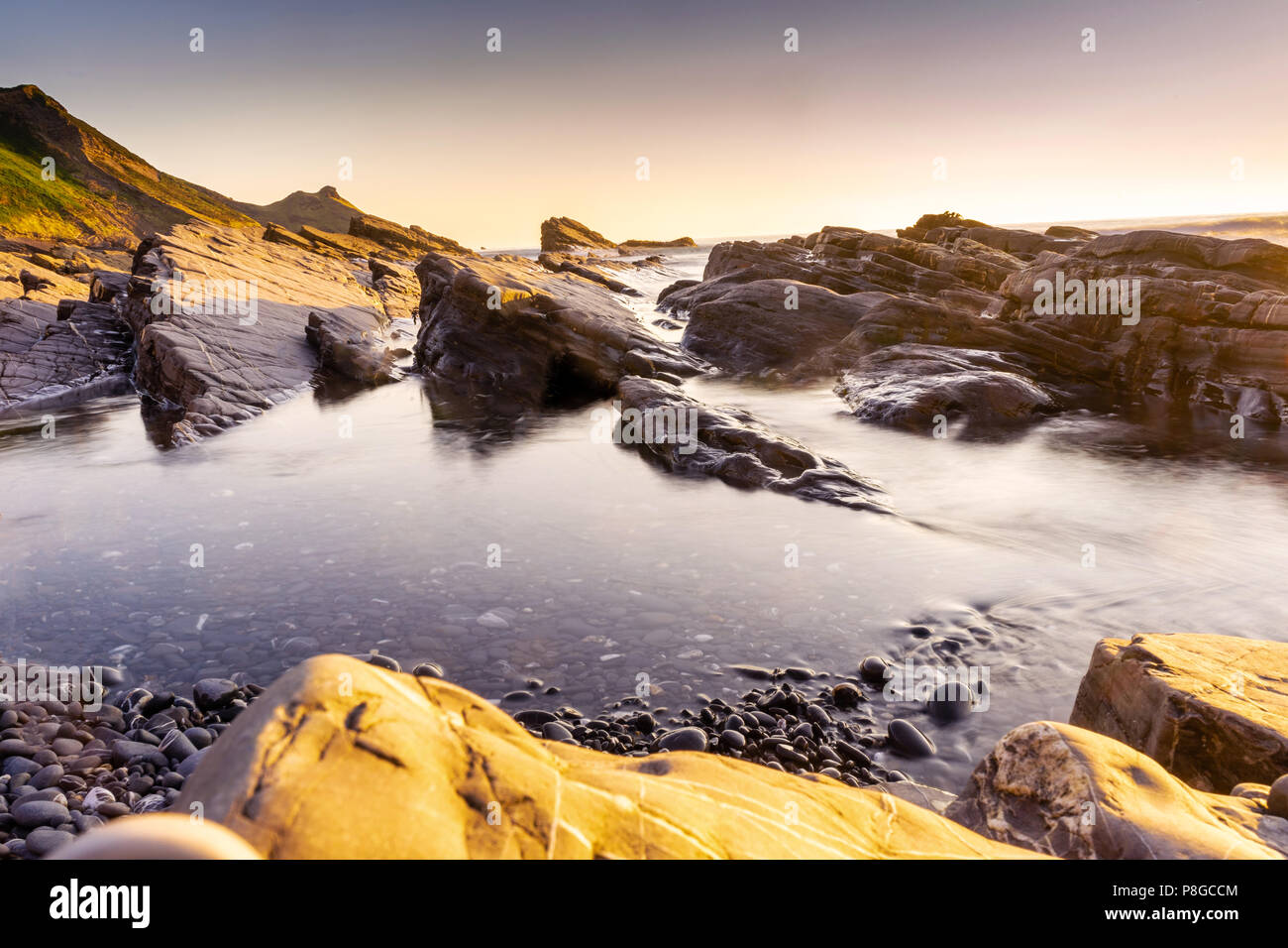 Felsformationen an Widemouth Bay Strand im Sommer 2018, Bude Felsformation, Cornwall, England, Großbritannien Stockfoto