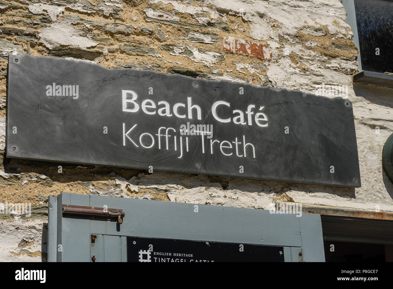 English Heritage beach cafe in Tintagel, Englisch und Kornische Sprache Zeichen, Sommer 2018, Tintagel, Cornwall, England Stockfoto