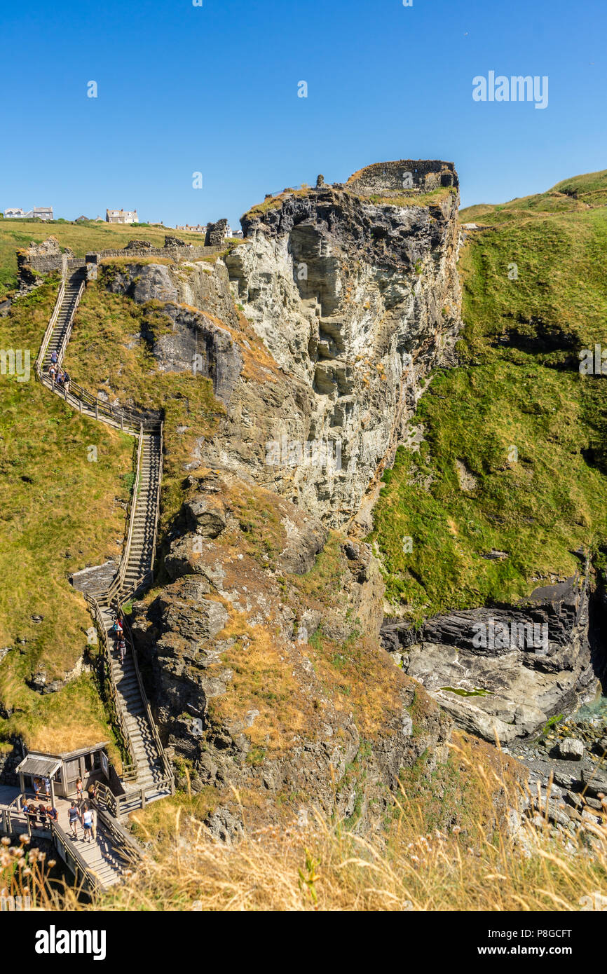 Tintagel Castle Blick von Tintagel Insel des South West Coast Path auf der linken Seite, North Cornwall, Cornwall, England, Großbritannien Stockfoto
