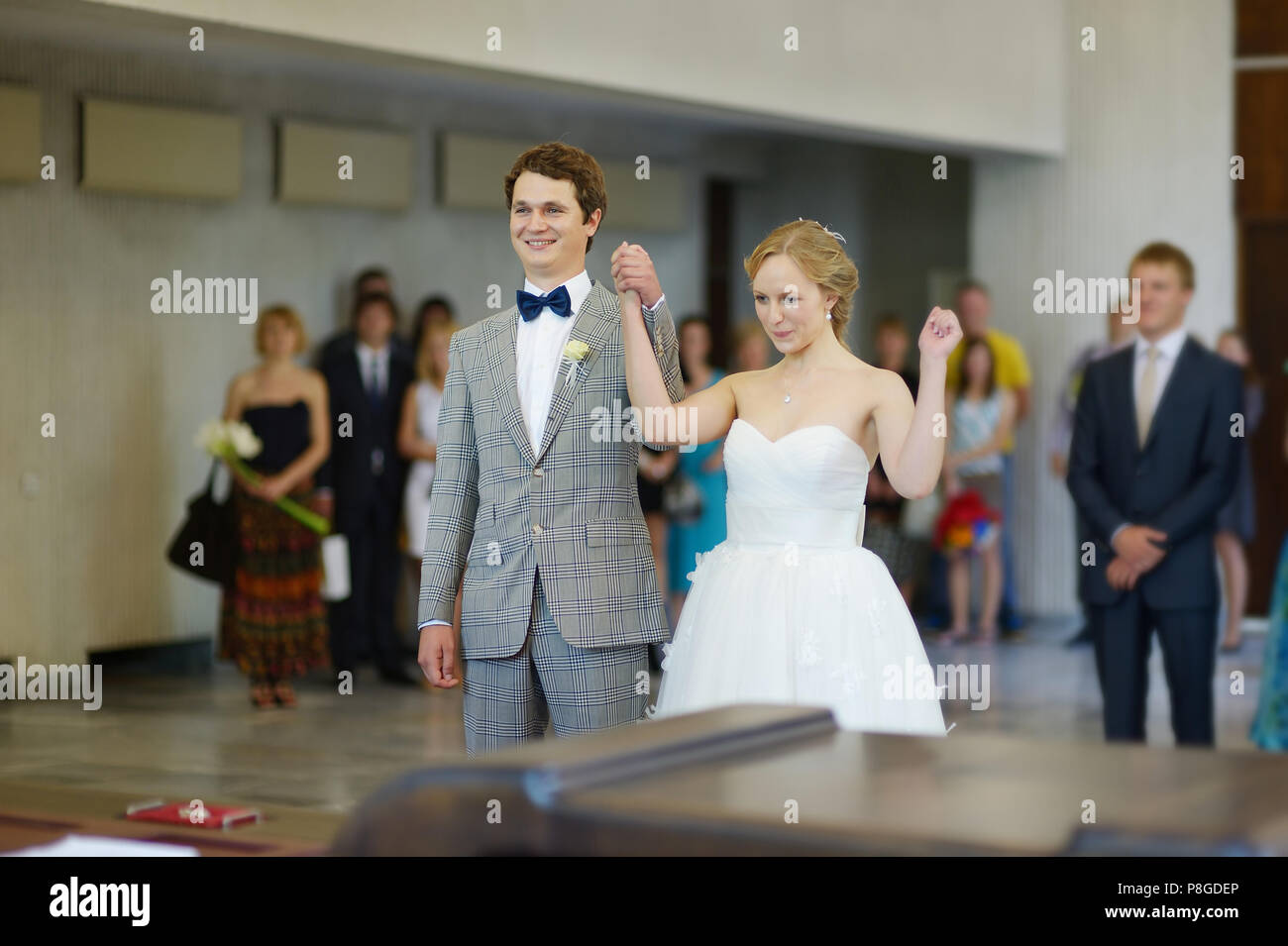 Junges Paar erhalten in einem Standesamt heiraten Stockfoto