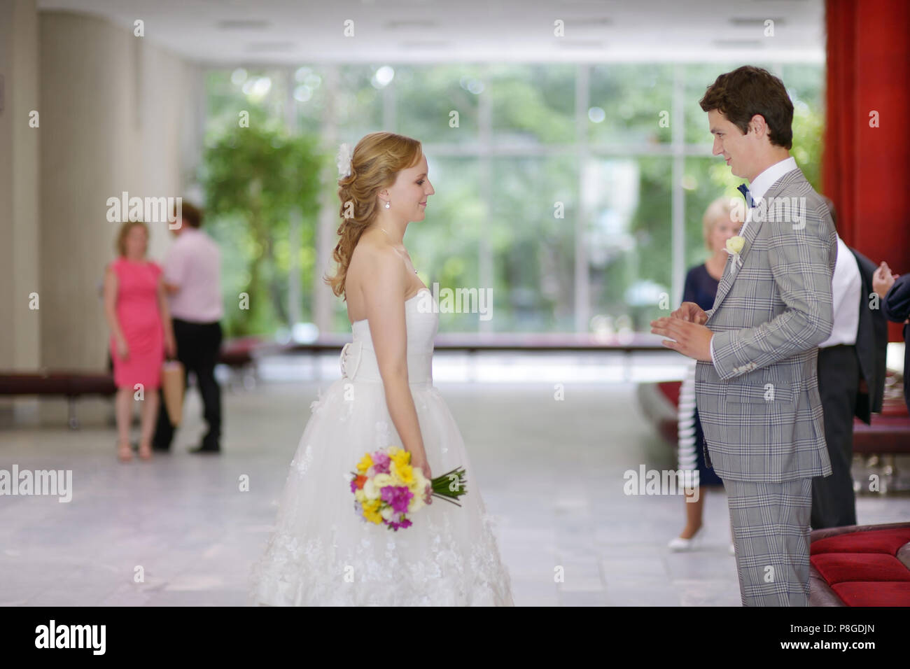 Junges Paar erhalten in einem Standesamt heiraten Stockfoto