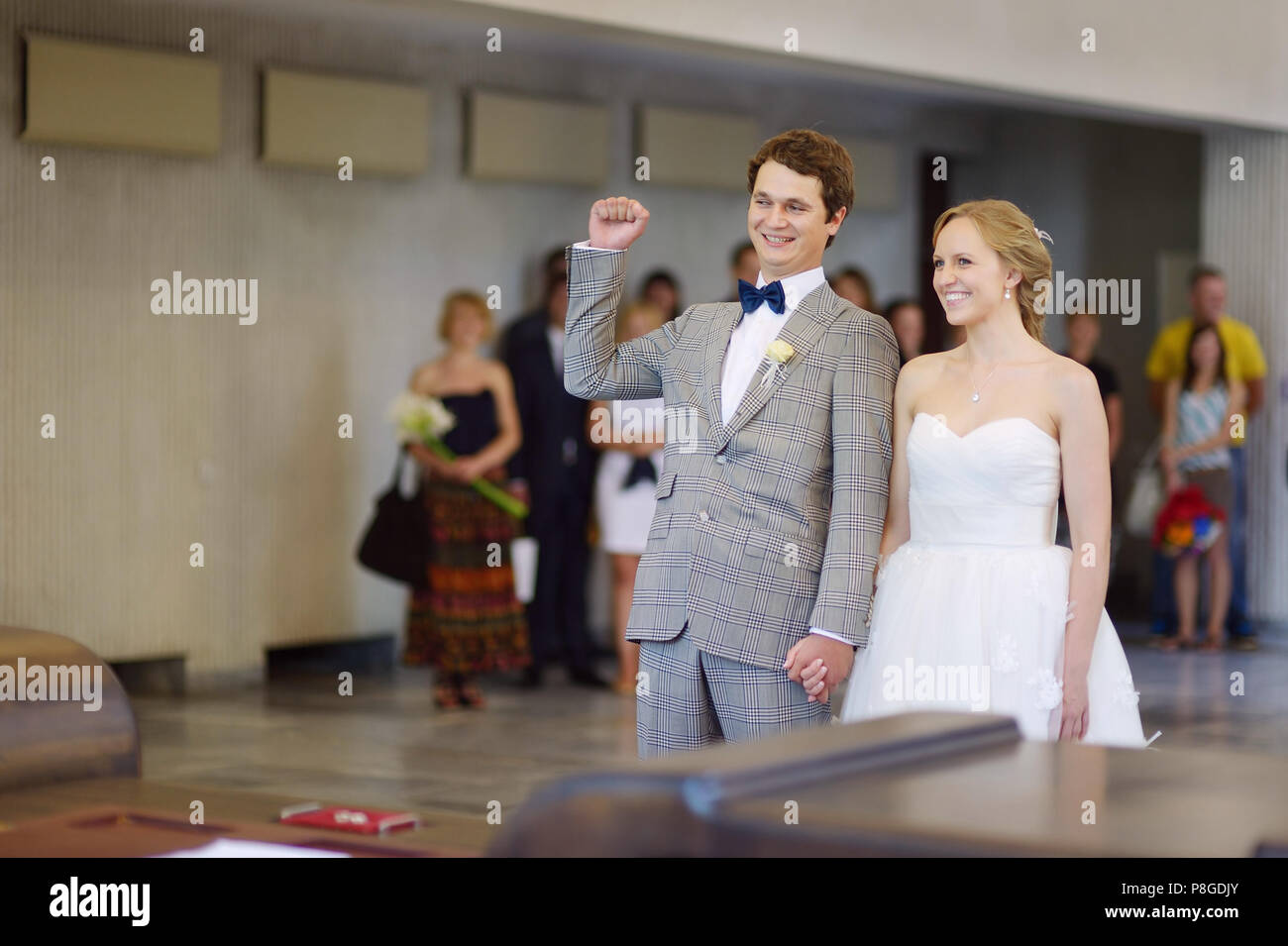 Junges Paar erhalten in einem Standesamt heiraten Stockfoto