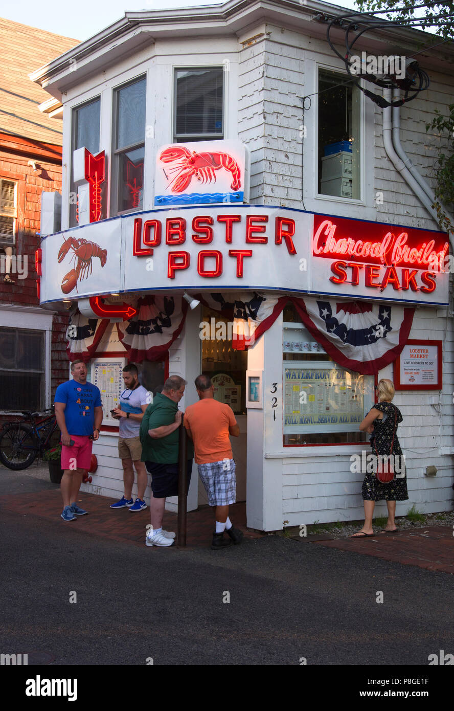 Gönner ausserhalb der Lobster Pot Restaurant in der Innenstadt von Provincetown, Massachusetts Auf Cape Cod Stockfoto