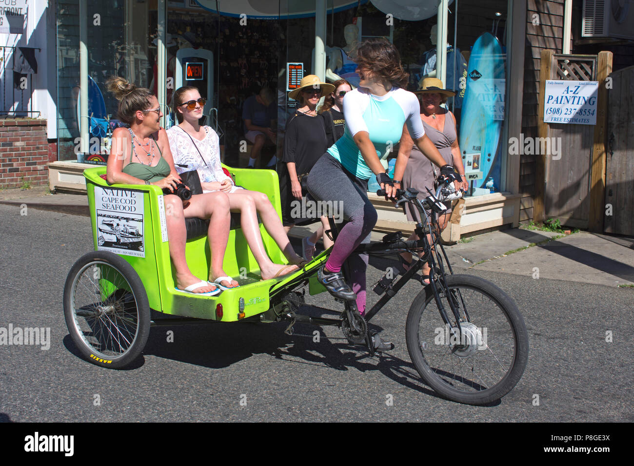 Eine fahrradrikscha auf Commercial Street in Provincetown, Massachusetts Auf Cape Cod, USA Stockfoto