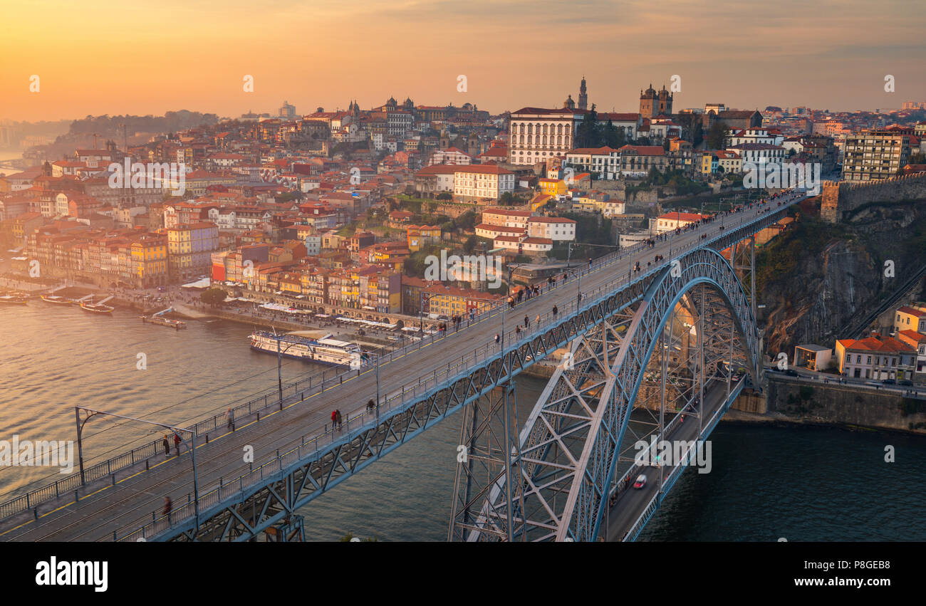 Porto Panorama Luftbild von Dom Luis Brücke bei Sonnenuntergang. Porto,  Portugal. Stadtbild von Porto downtown touristischen Ribeira  Stockfotografie - Alamy