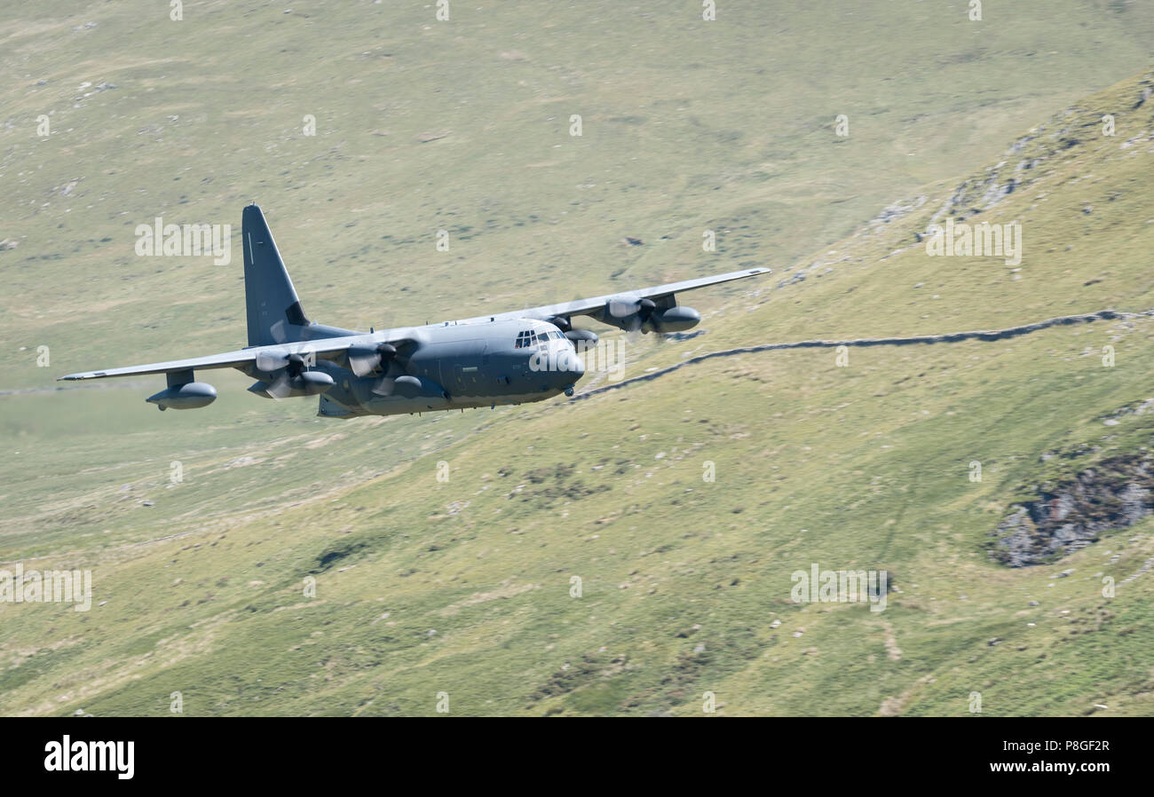 Eine Hercules C-130 Durch die Mach Loop im Juli 2018 Stockfoto