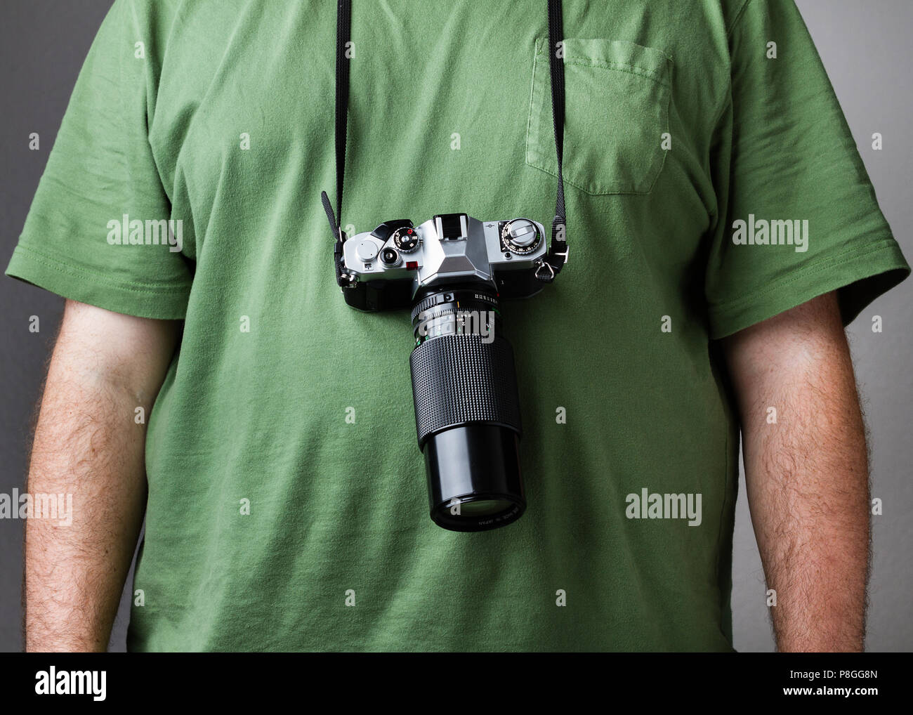 Generische Suche film Kamera mit allen Logos entfernt gegen eine mans Brust  geschnallt. Sieht aus wie typische touristische Stockfotografie - Alamy