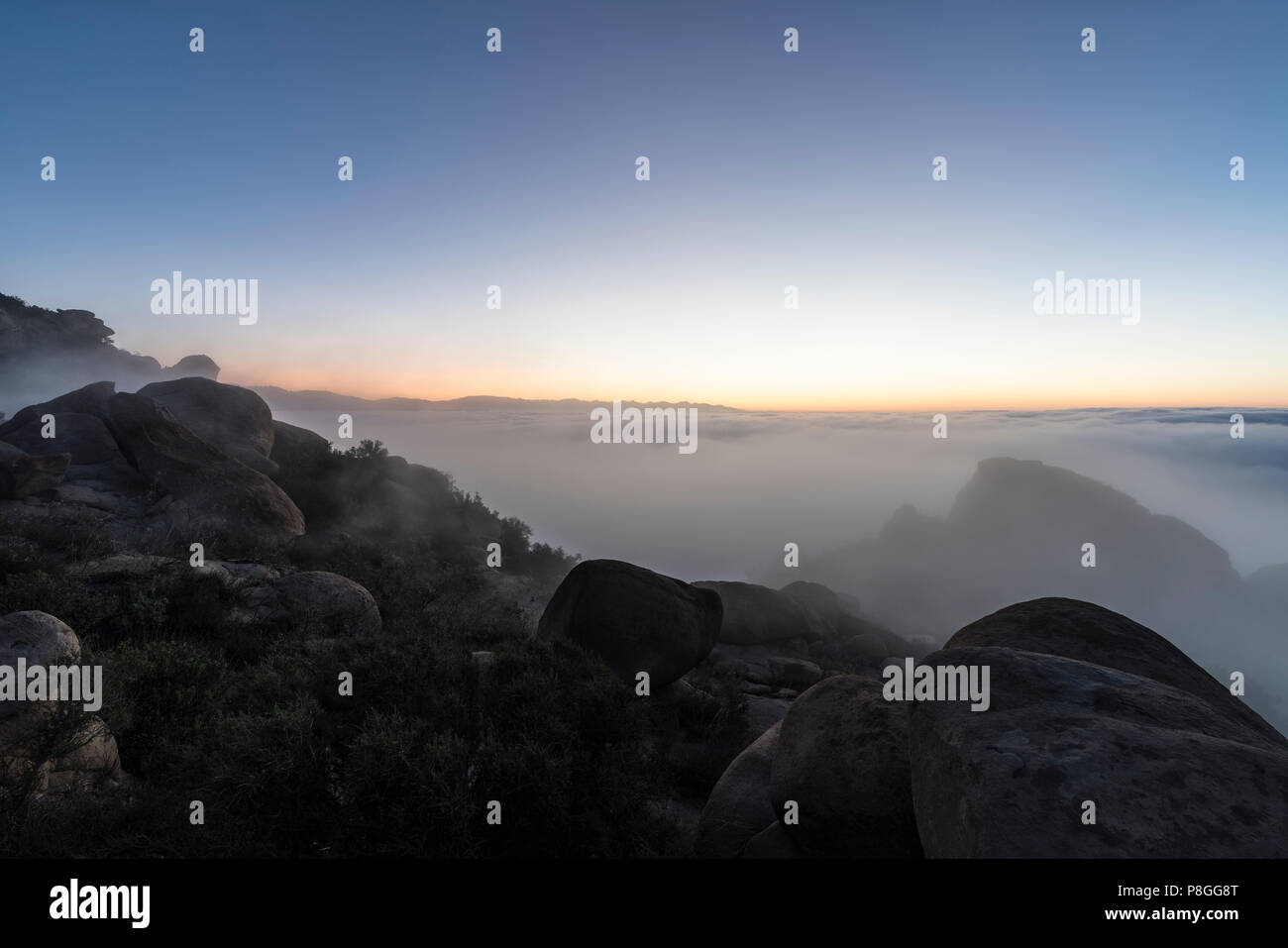 Morgendämmerung Nebel über San Fernando Valley in Los Angeles, Kalifornien. Von der Oberseite des felsigen Gipfel Park in der Nähe von Simi Valley erschossen. Stockfoto