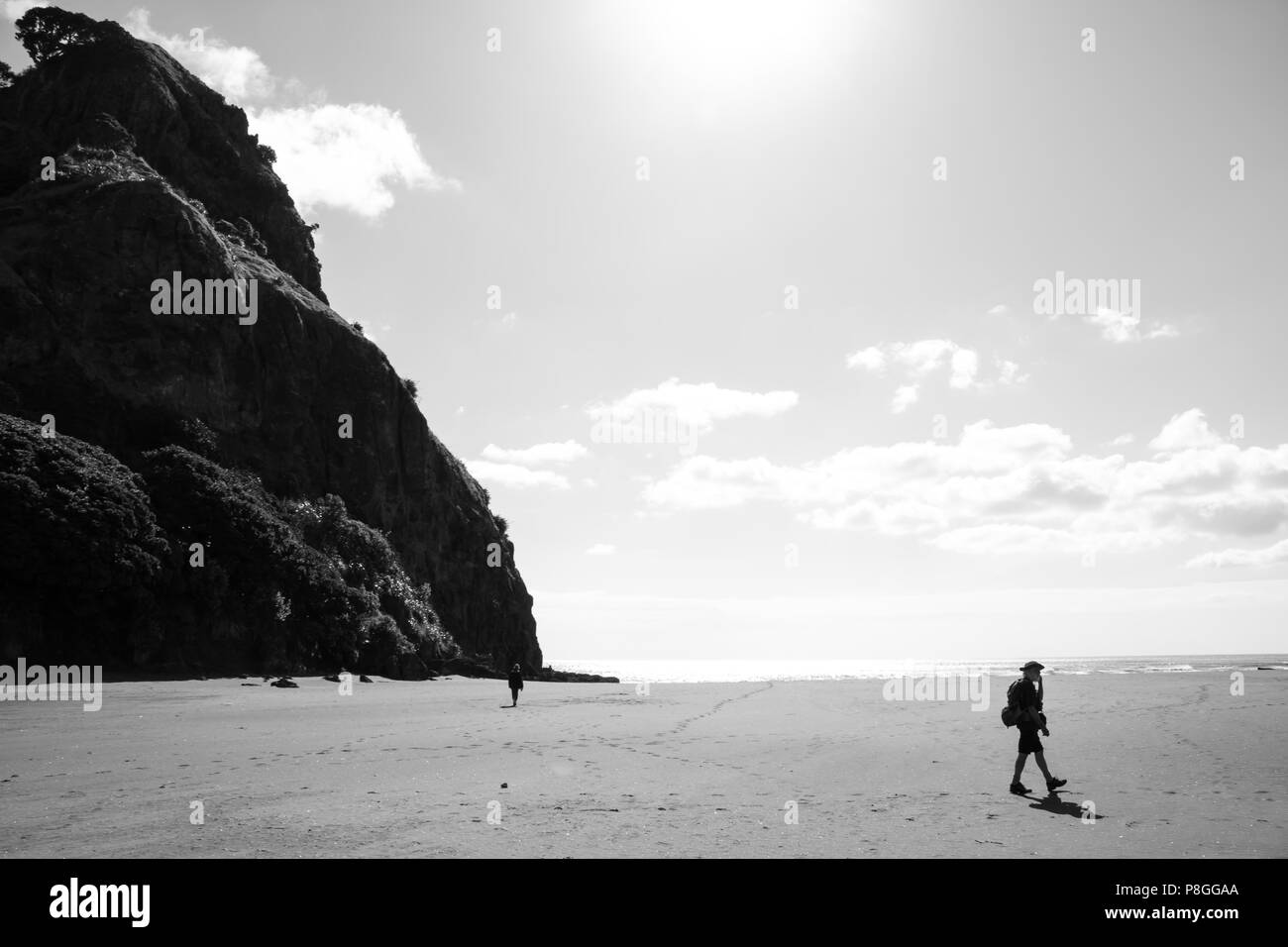 Einen einsamen, aber schönen Spaziergang auf der Piha Beach in Neuseeland. Stockfoto