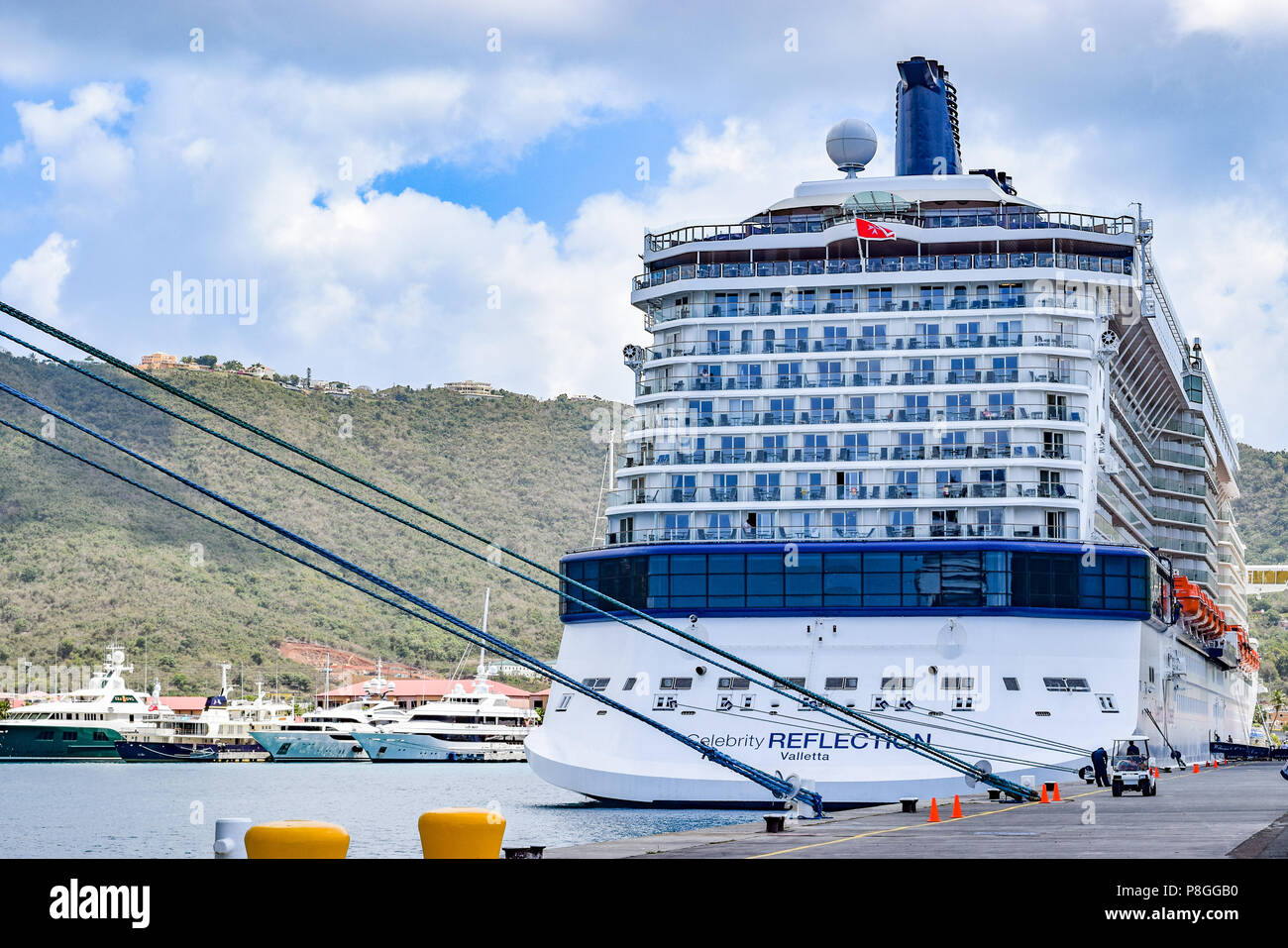 St. Thomas, US Virgin Islands - 01 April 2014: Celebrity Reflexion Kreuzfahrtschiff der Hl. Thomas Cruise Ship Port Terminal angedockt Stockfoto