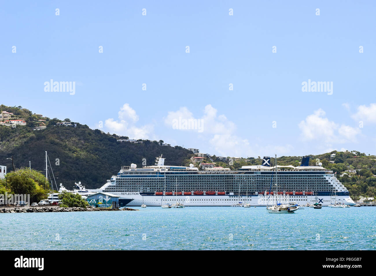 St. Thomas, US Virgin Islands - 01 April 2014: Celebrity Reflexion Kreuzfahrtschiff in Saint Thomas in den US Virgin Islands angedockt. Stockfoto