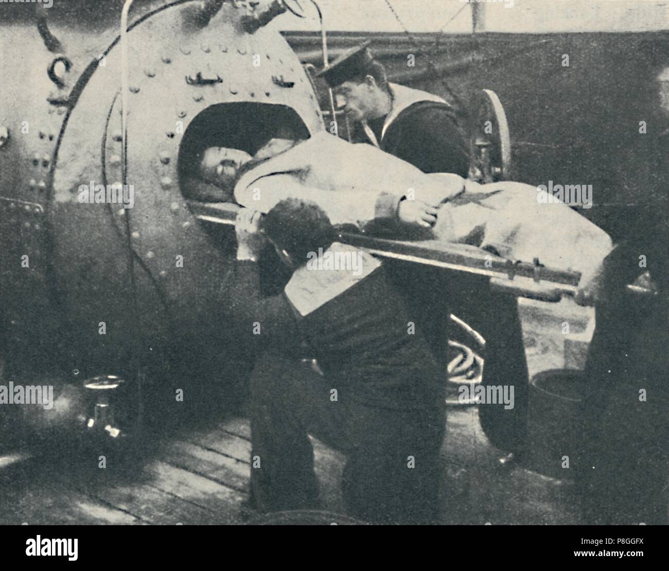 "Eine Dekompressionskammer", 1936. Artist: Unbekannt. Stockfoto