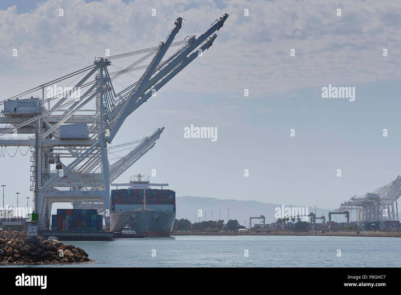 Die riesigen COSCO Container schiff, COSCO PORTUGAL, festgemacht am Pier J In der Long Beach Container Terminal, Kalifornien, USA. Stockfoto