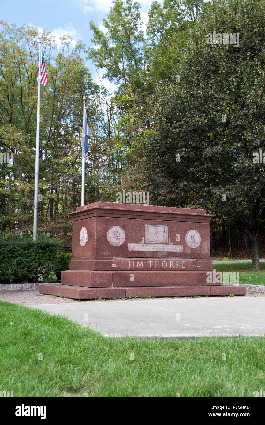 Das Grab von Native American Sports Abbildung, Jim Thorpe, Jim Thorpe Memorial Park, Jim Thorpe, Pennsylvania. Stockfoto