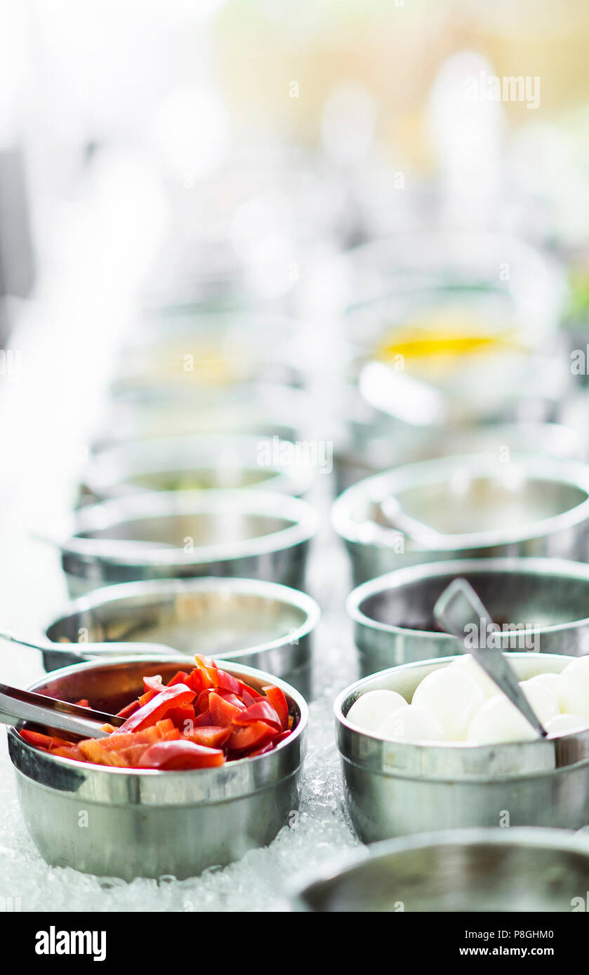 Den mischkrug frische organische Paprika und Gemüse in der modernen Salatbar Anzeige Stockfoto