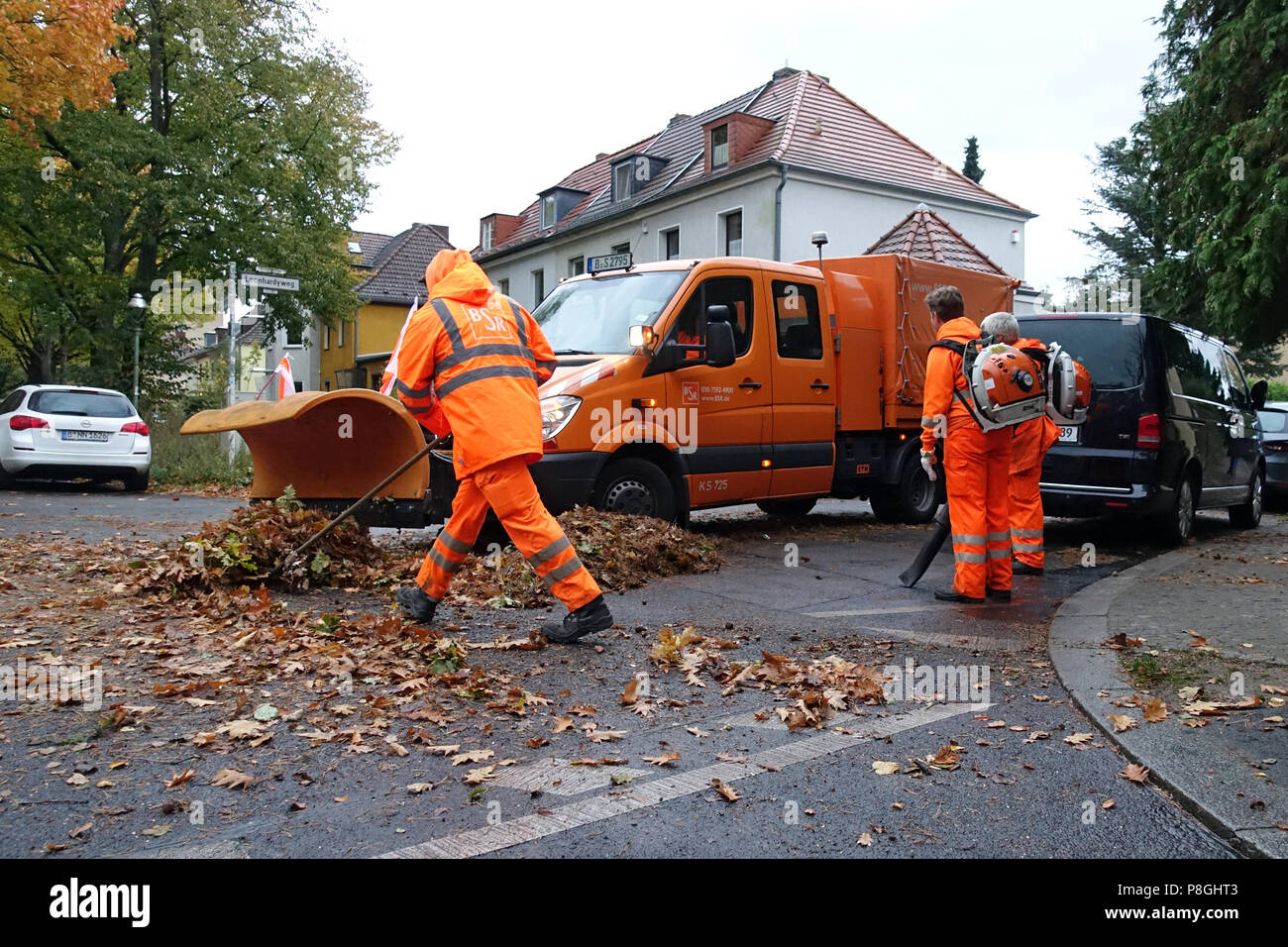 Berlin, Deutschland, Mitarbeiter der Berlin City Reinigung frei, eine Straße von Herbstlaub Stockfoto