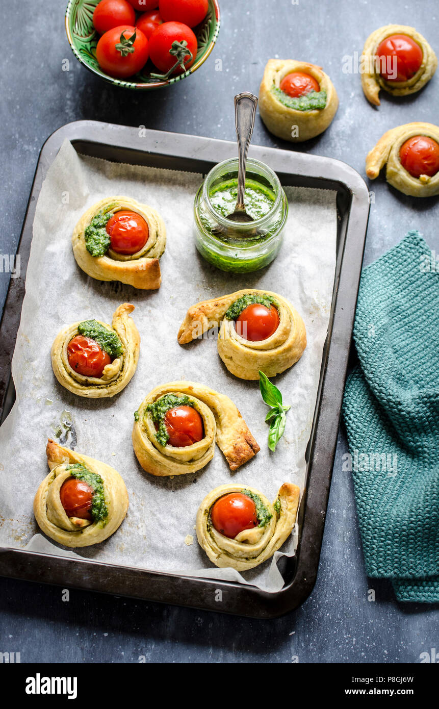 Mini Cherry Tomaten und Pesto Torten Stockfoto