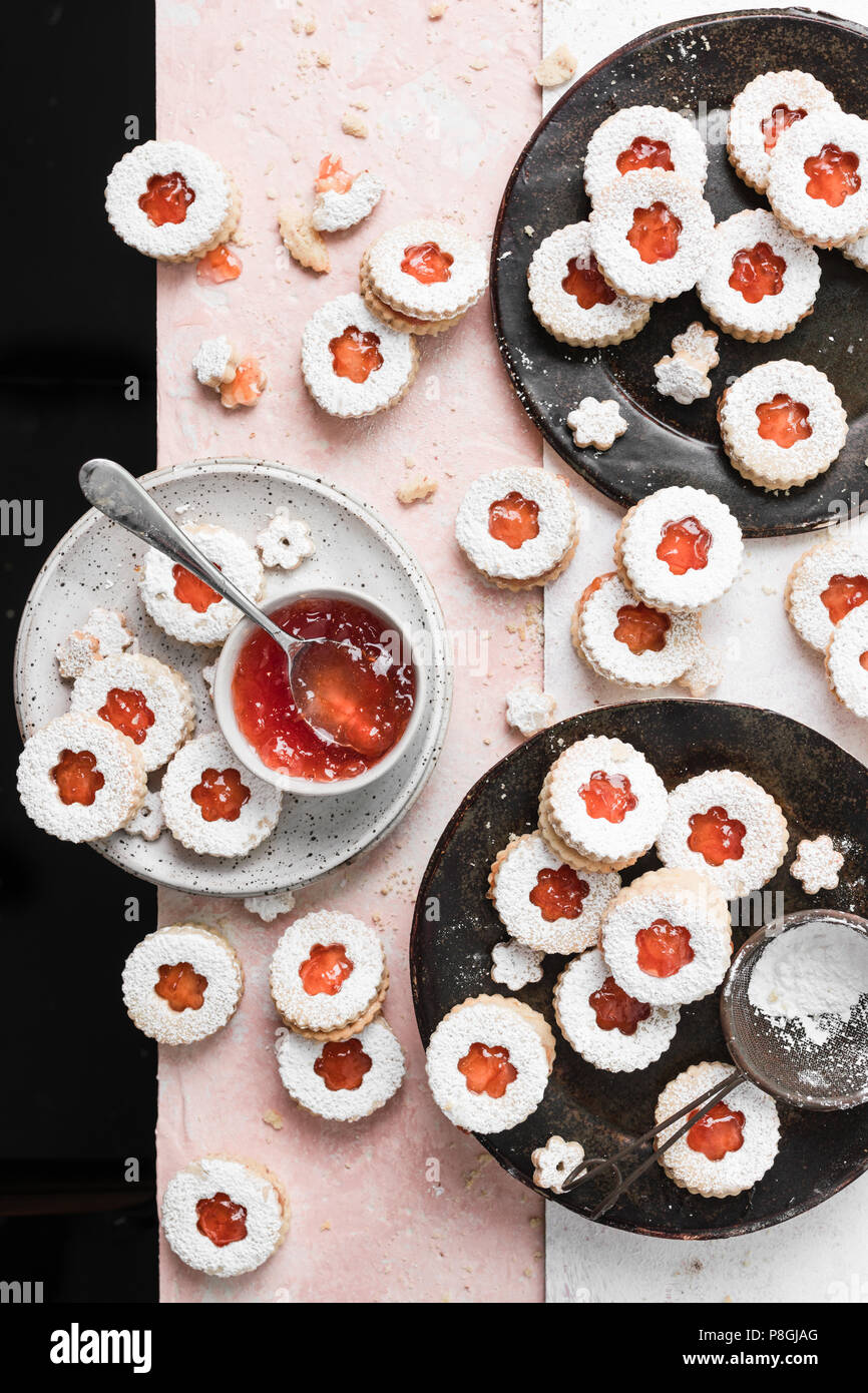 Grapefruit Marmelade gefüllten Linzer Plätzchen mit Puderzucker bestäubt. Stockfoto
