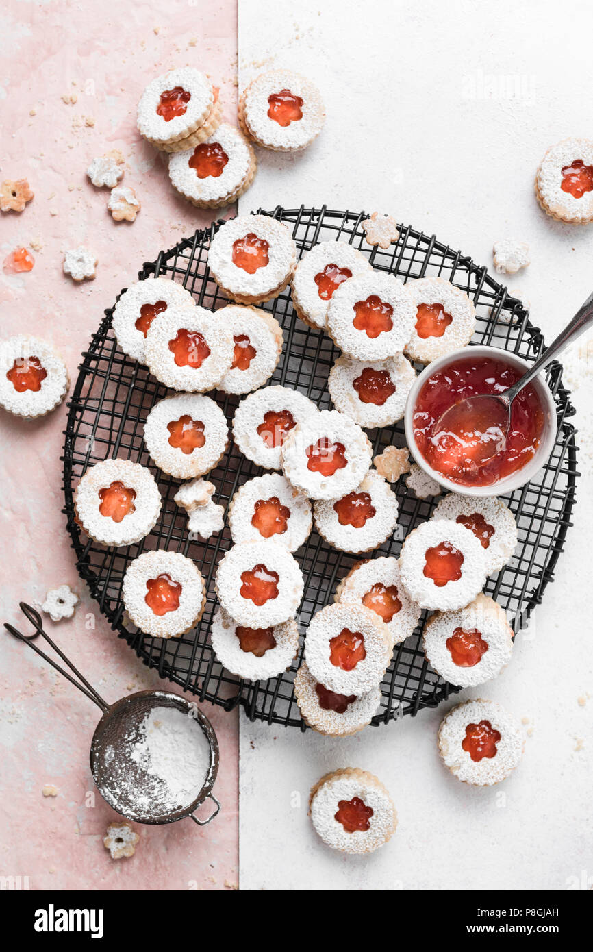 Grapefruit Marmelade gefüllten Linzer Plätzchen mit Puderzucker bestäubt. Stockfoto