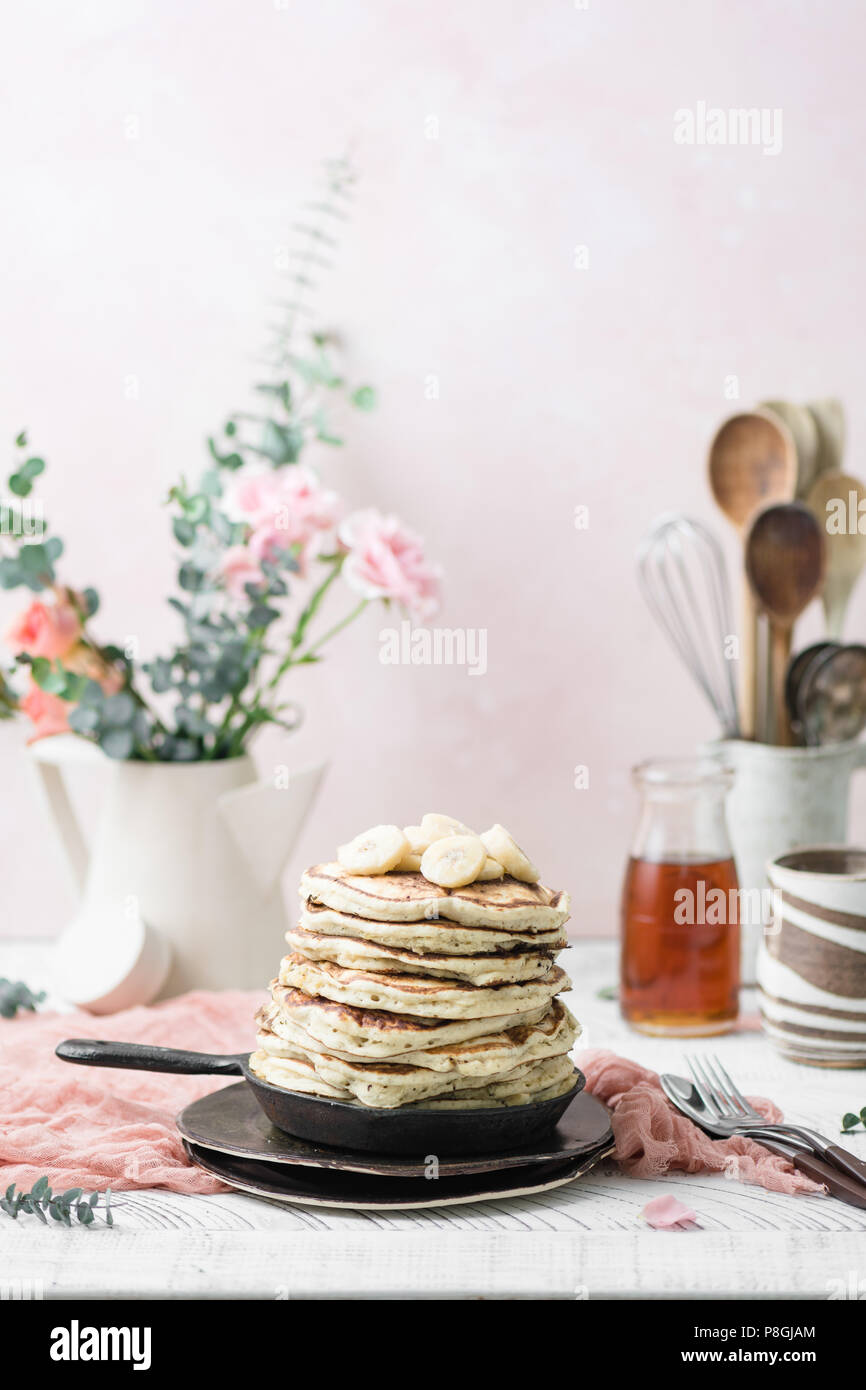 Vegan Banana Pancakes mit Ahornsirup. Stockfoto