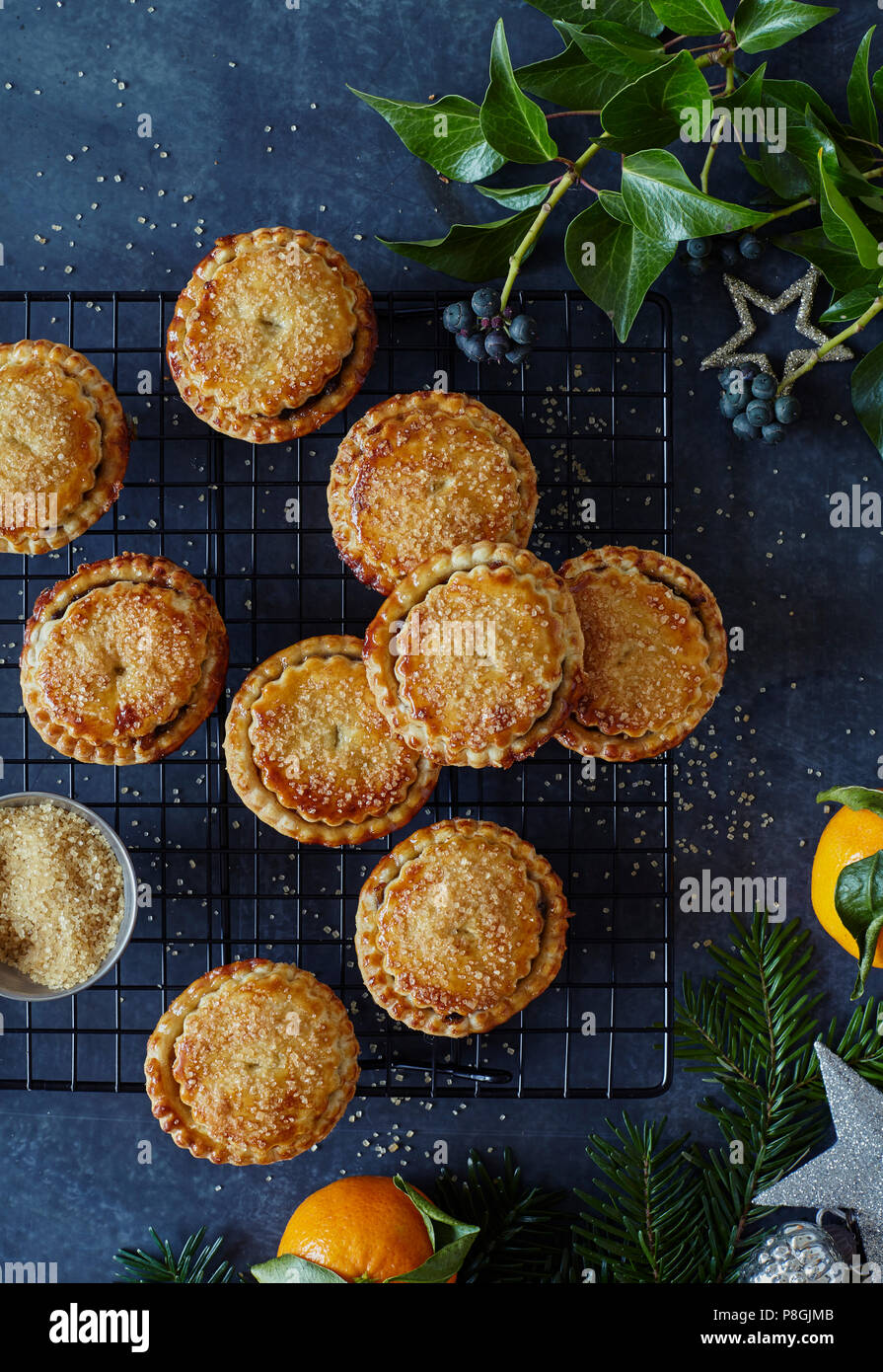 Mince Pies auf Kühlung Rack mit festlichen Styling Stockfoto