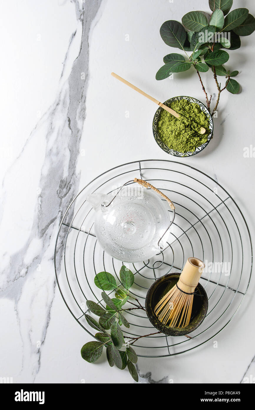 Zutaten für die Herstellung von Matcha Tee trinken. Grüner Tee matcha  Pulver in Keramik Schüssel, traditionelle Bambus Löffel, Schneebesen auf  Kühlung Rack, Teekanne aus Glas, grün Bh Stockfotografie - Alamy