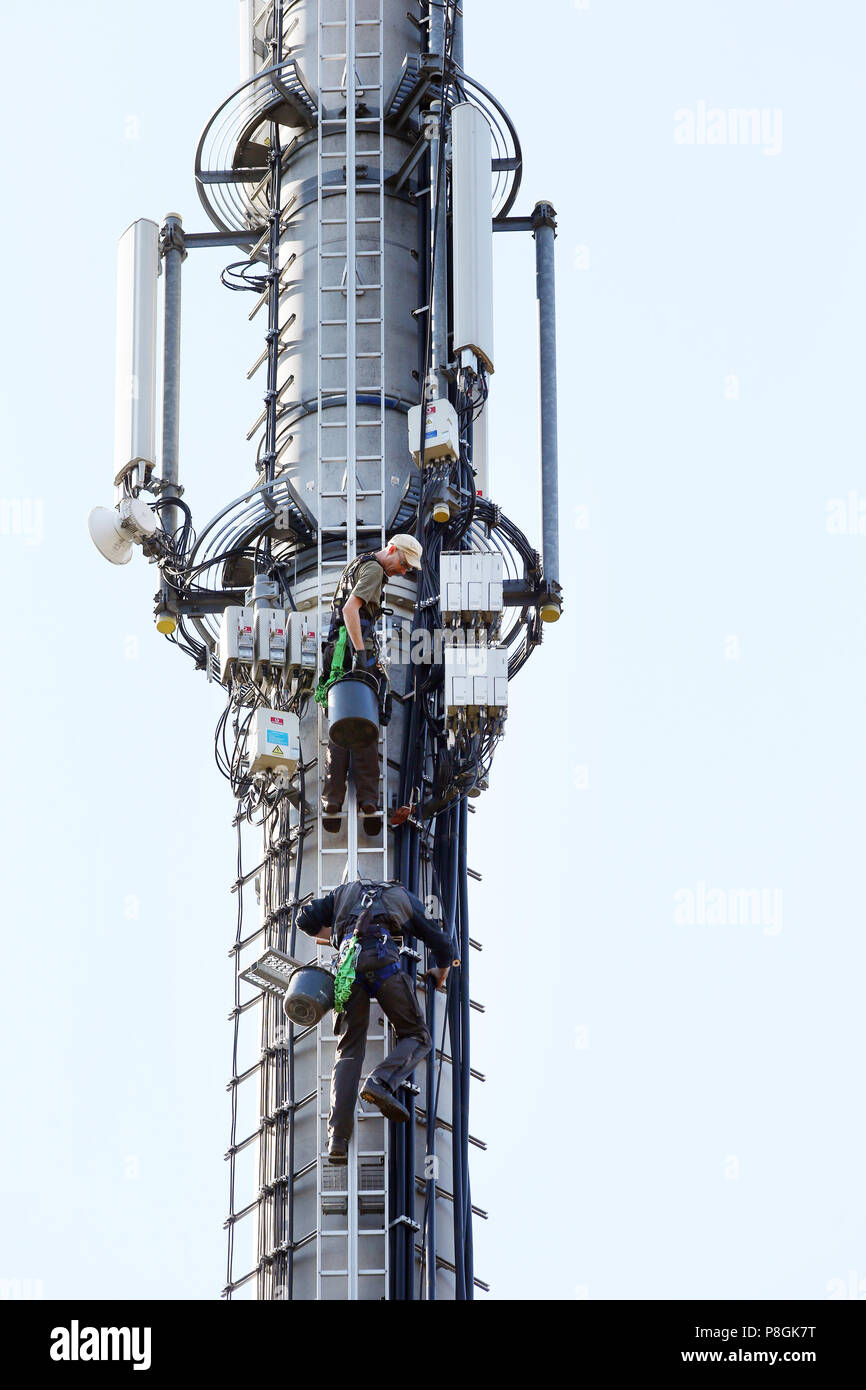 Pfingstberg, Deutschland, Techniker arbeiten an einem Radio mast Stockfoto